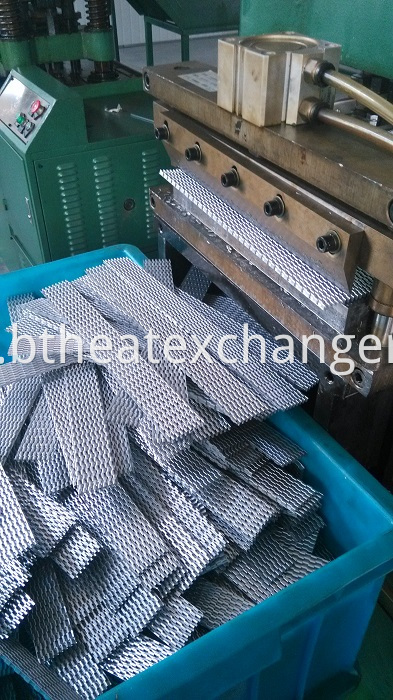 Fin Machine Producing Offset Fins